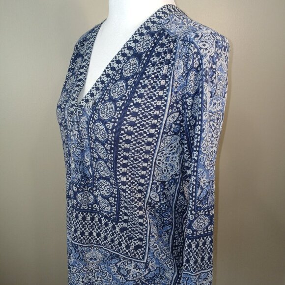 LUCKY BRAND TOP, GEOMETRIC PRINT, BLUE AND WHITE COLOR, VNECK, SIZE SMALL - Picture 5 of 7